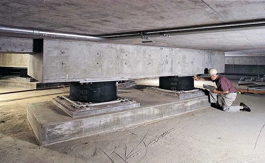 Diseño de Aislación Sísmica de Base en Buin: Análisis Local y Soluciones Técnicas